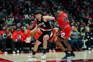 拓記：今日楊瀚森展示了低位技巧 雖只得2分但對(duì)防守的理解更好了