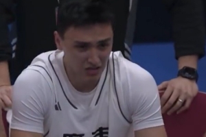 廣東全運(yùn)男籃U22組別奪冠！被替換下場(chǎng)的于米提在替補(bǔ)席激動(dòng)落淚