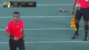 徹底瘋狂！可能絕殺庫拉索的點球被取消，解說員鬼哭狼嚎肆意慶祝