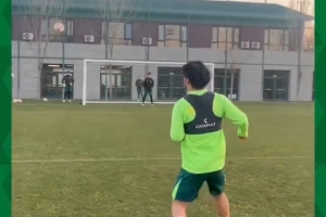 訓練結束后，球員們自發組織了射門比賽，現場是一片歡樂的海洋